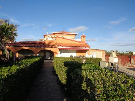 Torrevieja, Rocio Del Mar, Beachfront Villa with 1200m2 Plot
