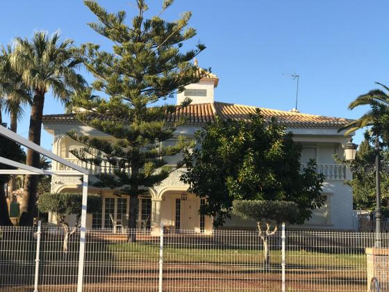 Cabo Roig, 545m2 villa on a 1500m2 plot 250m from the beach